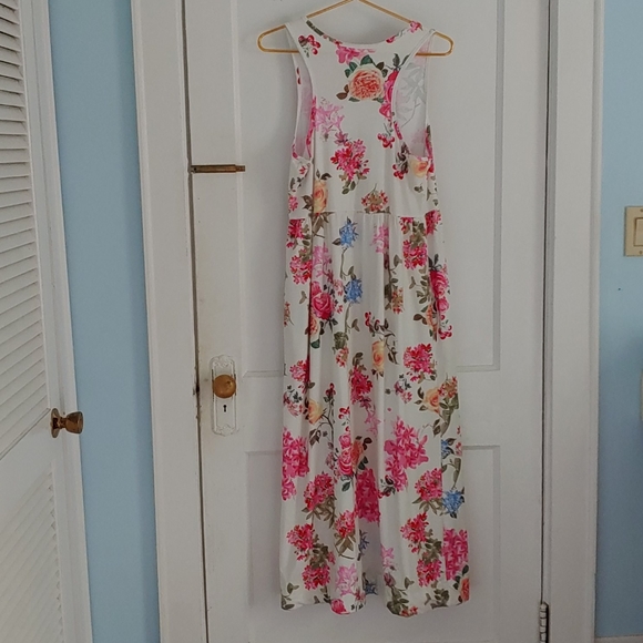 Floral dress with pockets - Picture 2 of 5